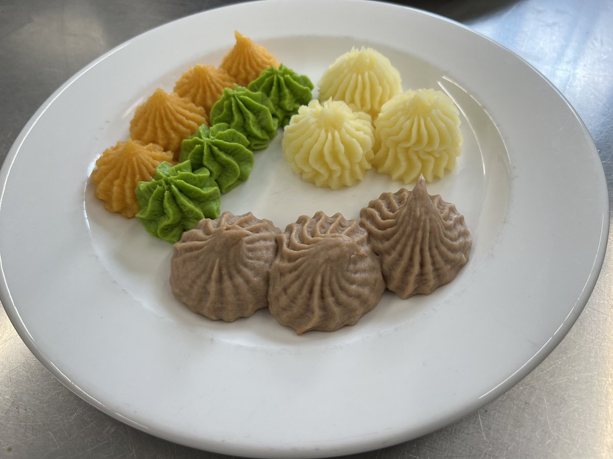 Natalie_Courbet's tweet photo. Today’s modified meal of Gammon, Mash Potato, Peas and Carrots. The Team said residents that need a modified meal find it more appealing to eat when piped. #carehome #carecatering #catering #care #foodservice #hospitality #chef #AdvanceGroup https://t.co/ZrEOnIyoDH
