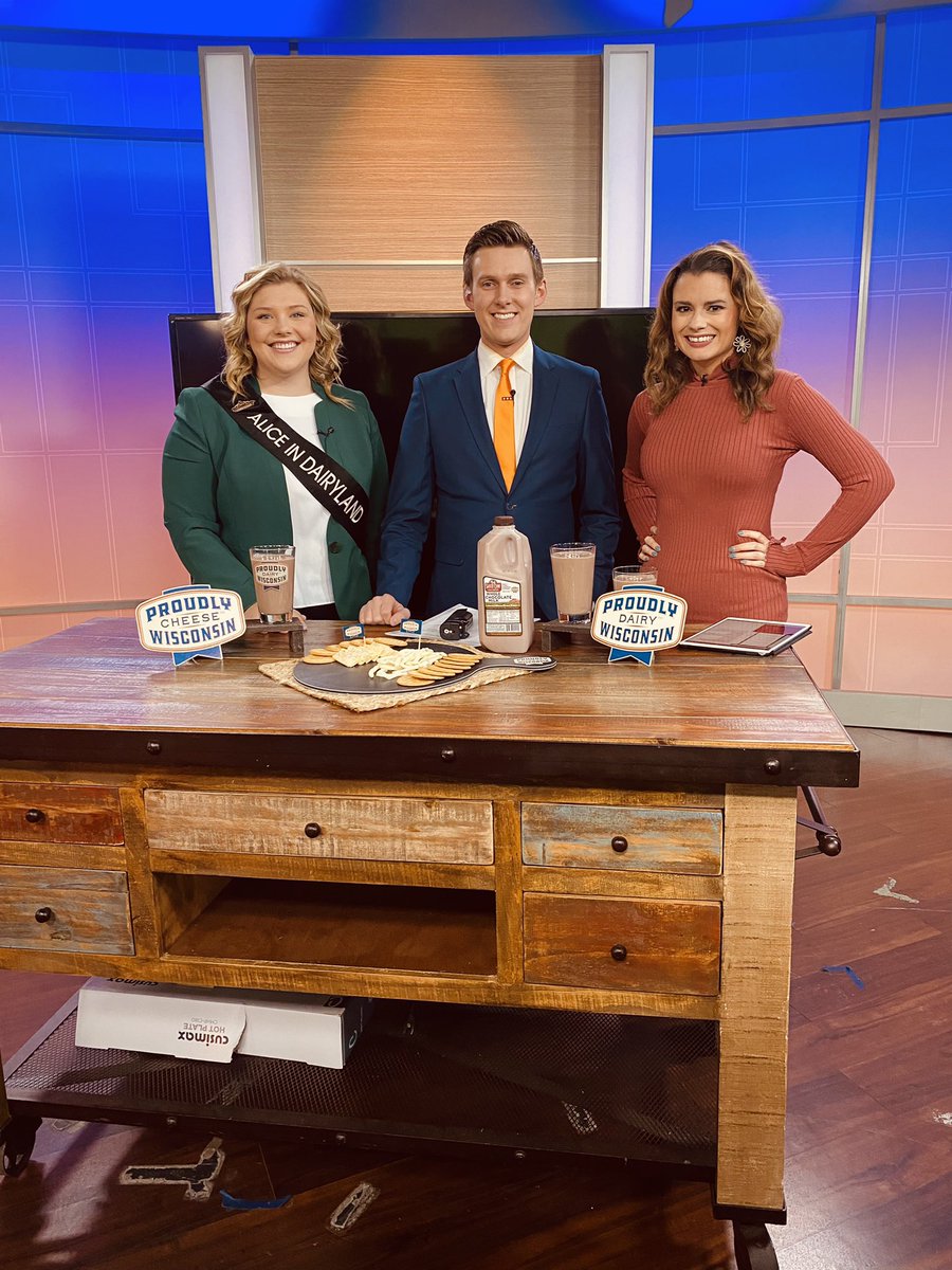 ErinnKTaylor's tweet photo. Have you filled out your Cheese Bracket yet?
Thanks to Taylor Schaefer, otherwise known as the 75th Alice in Dairyland, for stopping by Sunrise 7 this morning and bringing samples to help us pick our champions! https://t.co/EIx81aD7oN