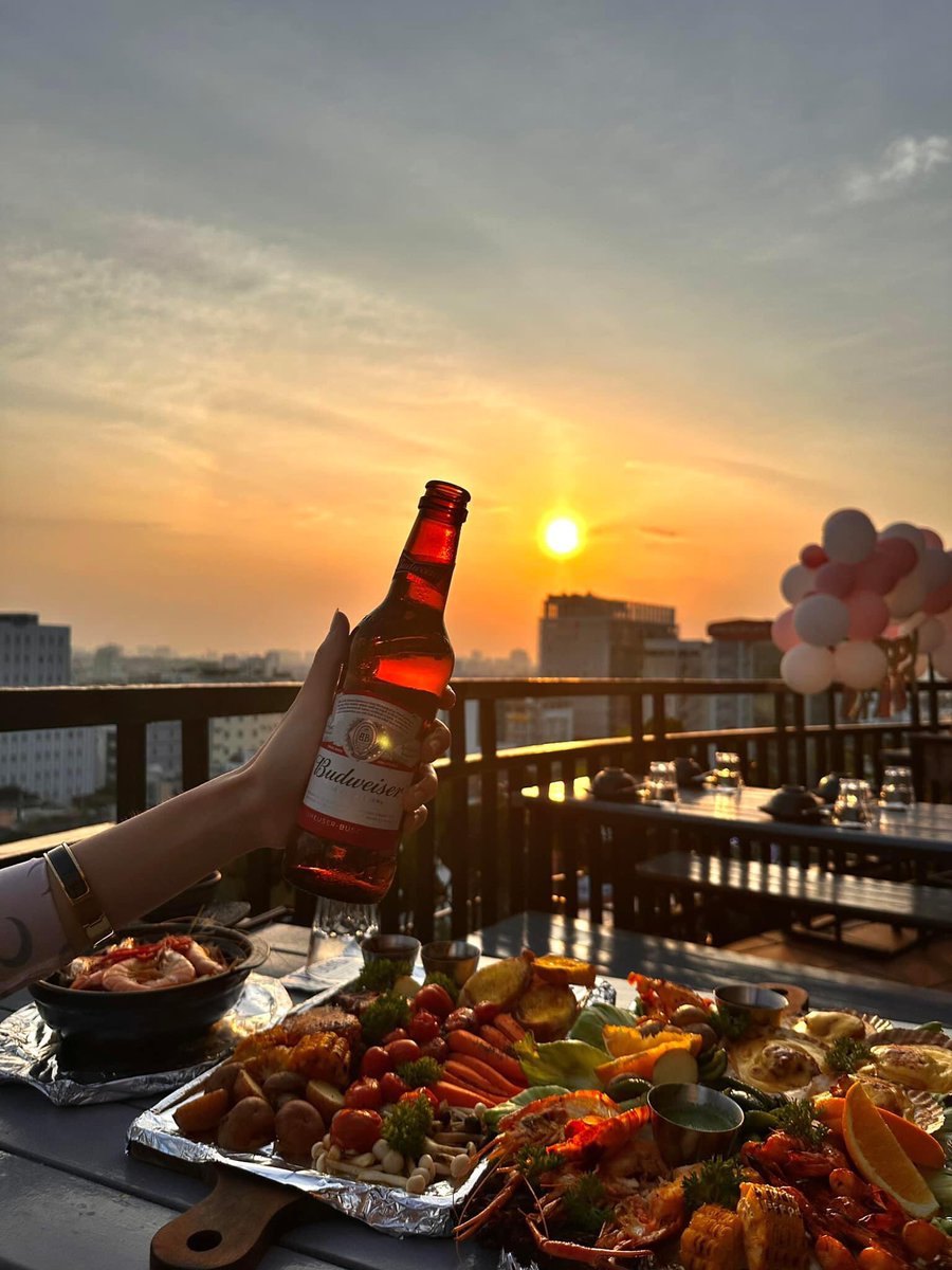 LuanThanhNguye7's tweet photo. HCMC, Vietnam🍻🍻🍻(Pic: 𝐎𝐧 𝐆𝐚𝐫𝐝𝐞𝐧 𝐑𝐨𝐨𝐟𝐭𝐨𝐩) #Gooddinner #Greatmoments https://t.co/x1e1mEASdt