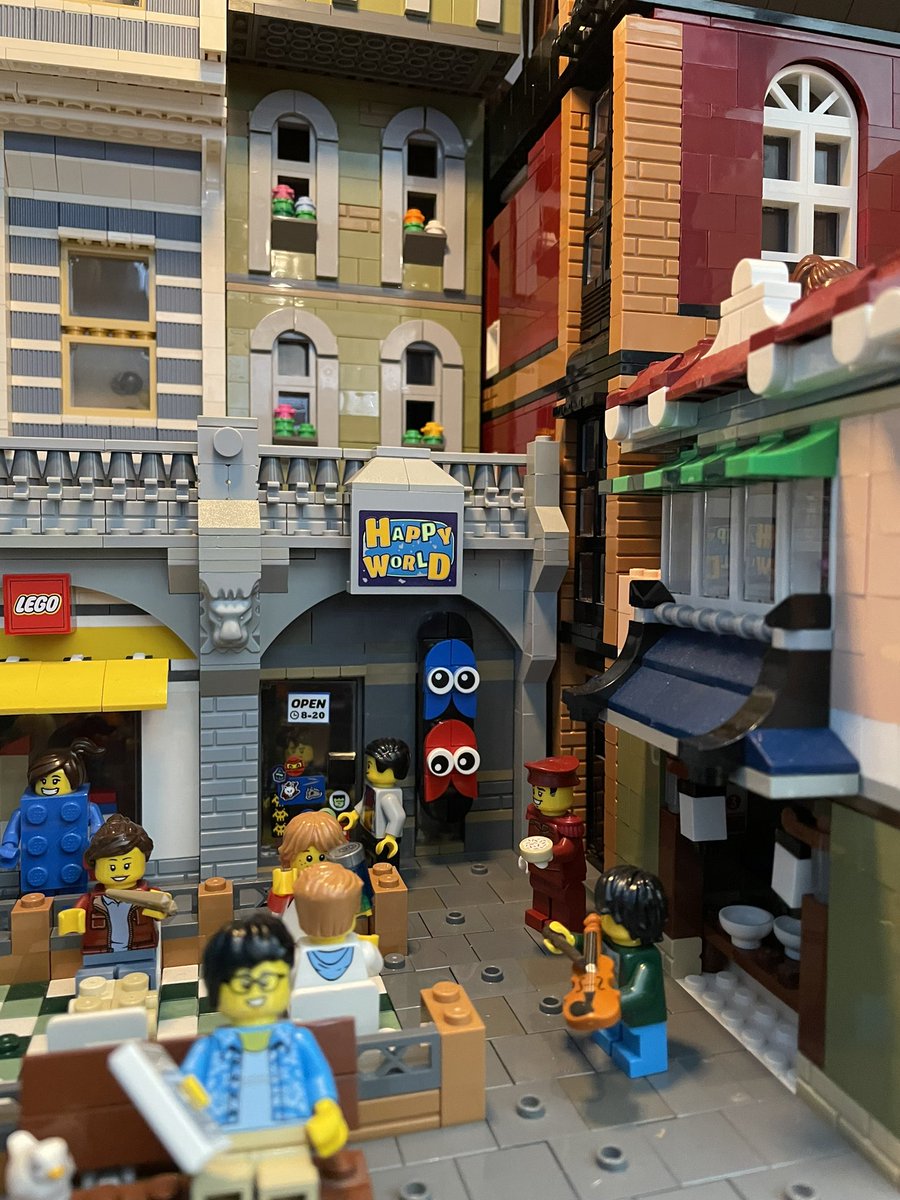 marcolego2's tweet image. Arcade Moc looking good with the new signage #lego