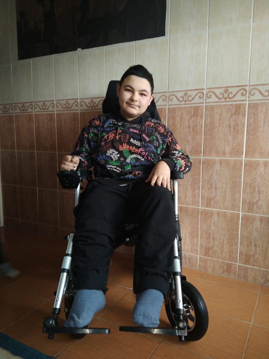 medik_dursun's tweet photo. @ahbap_istanbul @haluklevent 
Bende arkadaşlarım gibi yürümek okula gitmek istiyorum türkiyede tedavi bulamıyorum.Haluk abi seni bi çay a bekliyorum. Bana yardımcı olmanızı istiyorum. https://t.co/EMfHC02kqs