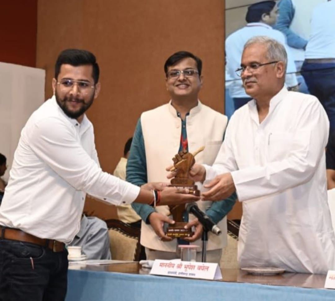 कर्मचारियों की आवाज दमदारी से उठाने वाले, कर्मचारियों की मांग को बखूबी समझने वाले, जमीनी स्तर से लेकर रात्रि तक हम सबकी आवाज को सरकार तक पहुंचाने वाले हम सबके प्रिय <a href="/satyarajput321/">satya rajput</a> #सत्या_भैया को #जन्मदिन की हार्दिक शुभकामनाएं एवम बहुत बहुत बधाई।। आपका दीर्घायु हो, स्वस्थ रहे।।