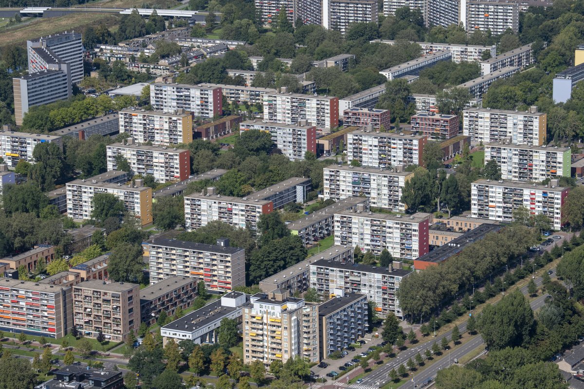 In 2022 begon <a href="/woonplus/">Woonplus Schiedam</a> aan de verduurzaming van #Groenoord in Schiedam. Voor eigen bezit staat een goed lopende trein op de rails. Maar de VvE-problematiek is hels ingewikkeld. Meer weten? Bezoek de Shift-sessie met Annemarie Nolson en Laetitia Ouillet.
 bit.ly/3TlaKcv