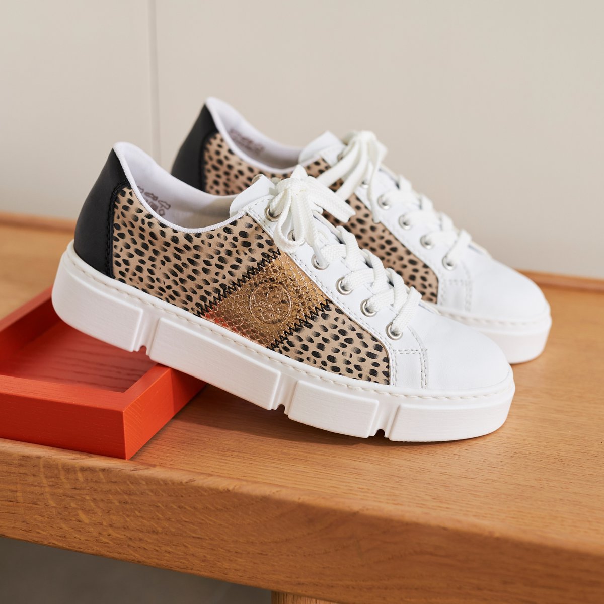 CharlesClinkard's tweet image. For added style to any outfit, the Rieker Heaven features sleek uppers with animal print detailing and metallic finishings🐆✨

Shop Now: bit.ly/3yfViVx

#CharlesClinkard #Rieker #TrainerStyle