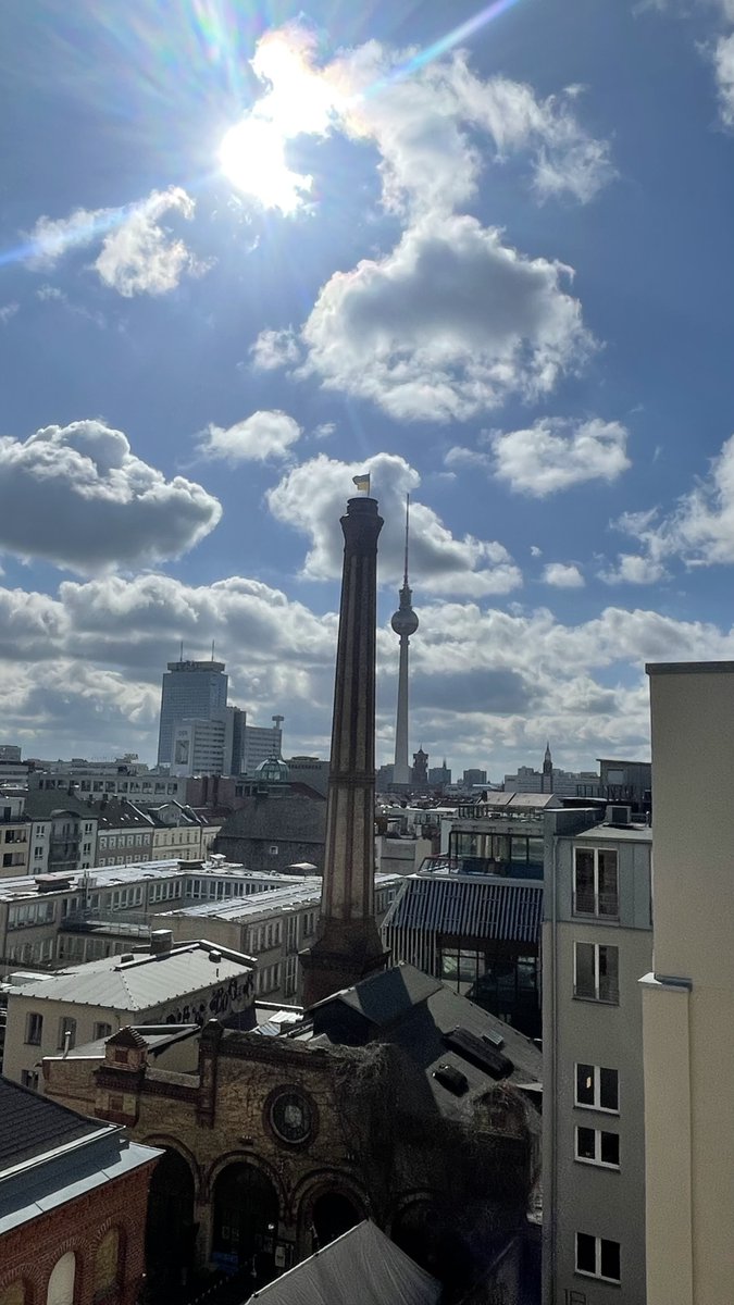 Collato's tweet photo. Even the Berlin sun heard about Collato’s launch and wanted to be a part of the celebration ☀️😎
Do you want to be part of the celebration too? Join Collato now: https://t.co/xEzHbyEIVv
#sunsoutlaunchout #berlin #startupvibes #Collato https://t.co/w9M8uX6lS8