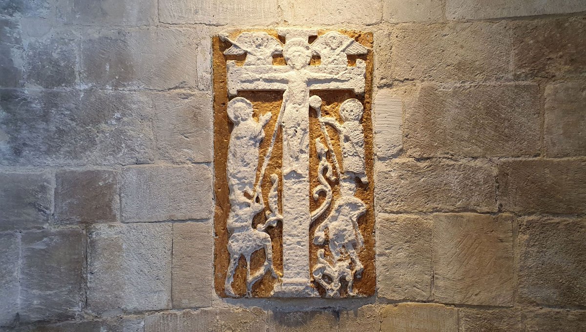 Hello, sculpture enthusiasts! As promised, let's look at some #earlymedieval figural sculpture associated with Romsey Abbey, Hampshire. First up: this Crucifixion panel (H 74cm/ W 44.5cm). Built into the reredos of the altar of St Anne's Chapel, at the E end of the S choir aisle.