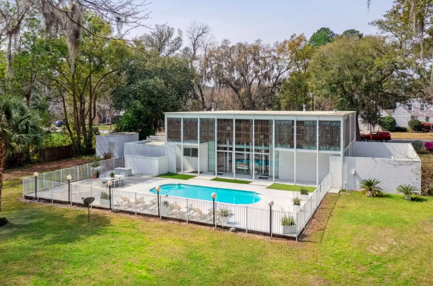 UrbanizeATL's tweet photo. Holy moly, Peach State MCM enthusiasts: “Savannah's premier #midcentury #modern residence” hits market for the 1st time since it was built in 1959! (Original panache intact.) $1.5M gets 4 bedrms, gym, pool, &amp; 3,640 sq. ft. in a historically recognized neighborhood. Groovy. 😎🍑 https://t.co/NZenIBisP3