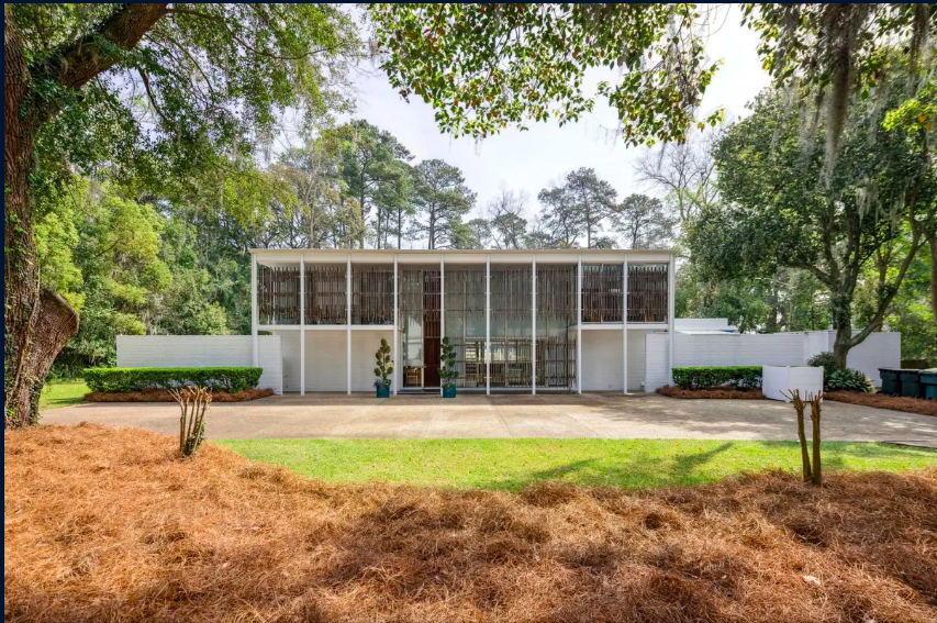 UrbanizeATL's tweet photo. Holy moly, Peach State MCM enthusiasts: “Savannah's premier #midcentury #modern residence” hits market for the 1st time since it was built in 1959! (Original panache intact.) $1.5M gets 4 bedrms, gym, pool, &amp; 3,640 sq. ft. in a historically recognized neighborhood. Groovy. 😎🍑 https://t.co/NZenIBisP3