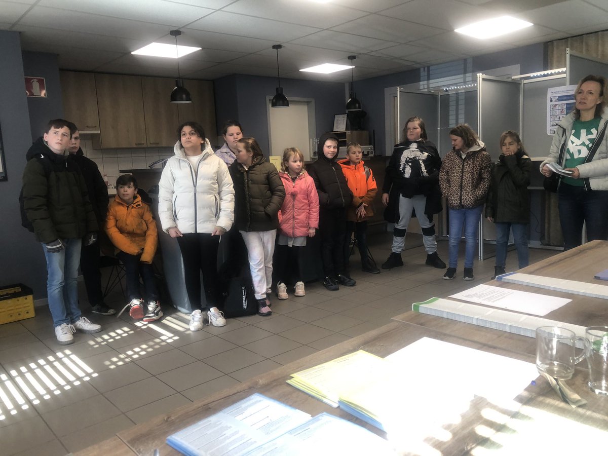 De leerlingen van het Vogelnest in #Hengstdijk kwamen een kijkje nemen op het #stembureau. Ze zouden zelf ook wel willen stemmen. Voor een skatebaan bv.  <a href="/gemeentehulst/">Gemeente Hulst</a>
