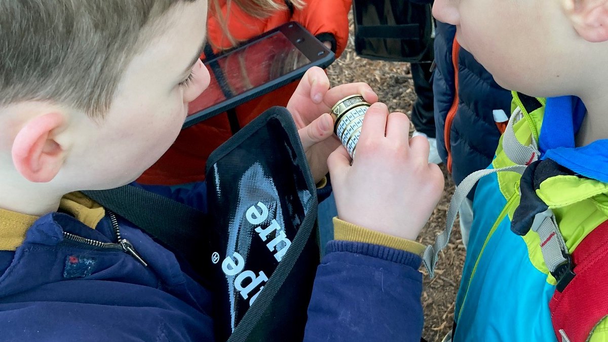 Preussen06's tweet photo. Kniffelige Rätsel mussten unsere Kids-Club-Mitglieder bei ihrer Outdoor-Rallye mit dem #TeamEscape lösen ⚫⚪💚 #scp06
___
ℹ https://t.co/ceJJcWUohO https://t.co/E5hbJn7yLL