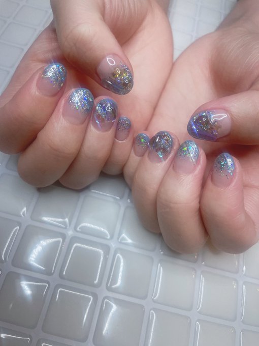 鼻のあぶらをスマホのレンズにつけると可愛く撮れるの〜💕
って言いながらネイリストさんが撮ってくれた写真、たしかにかわいい

ちゅるちゅるネイル💙 