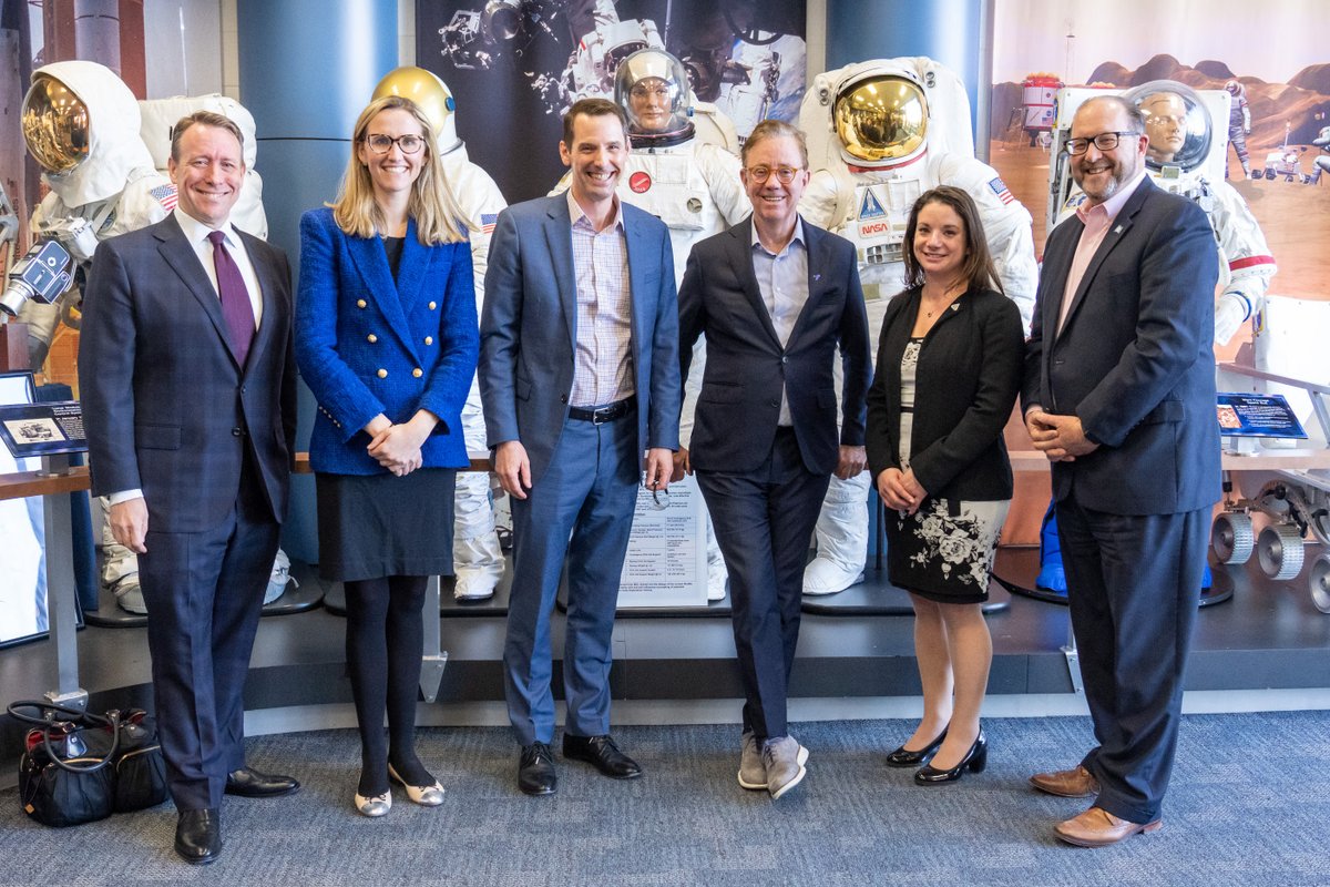 CollinsAero's tweet image. Last week @GovNedLamont visited at our facility in Windsor Locks, CT and saw firsthand the groundbreaking technologies we’re developing, including life support systems that help astronauts return to the moon and advanced cooling to support F-35 modernization.