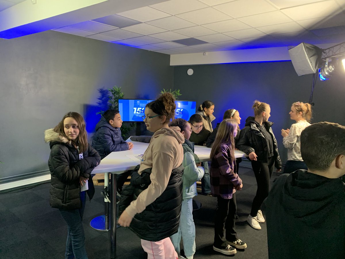 jacobe_christel's tweet photo. Notre projet de reportage sur les #droitsdesfemmes est terminé ! Projection hier aux élèves de l’option journalisme du @clgannefrank après une visite des locaux de @puissance_tv . Des élèves ravis et fiers de leur travail ☺️. Merci au centre socioculturel de @SaintDizierFR https://t.co/z1l2Mv947G