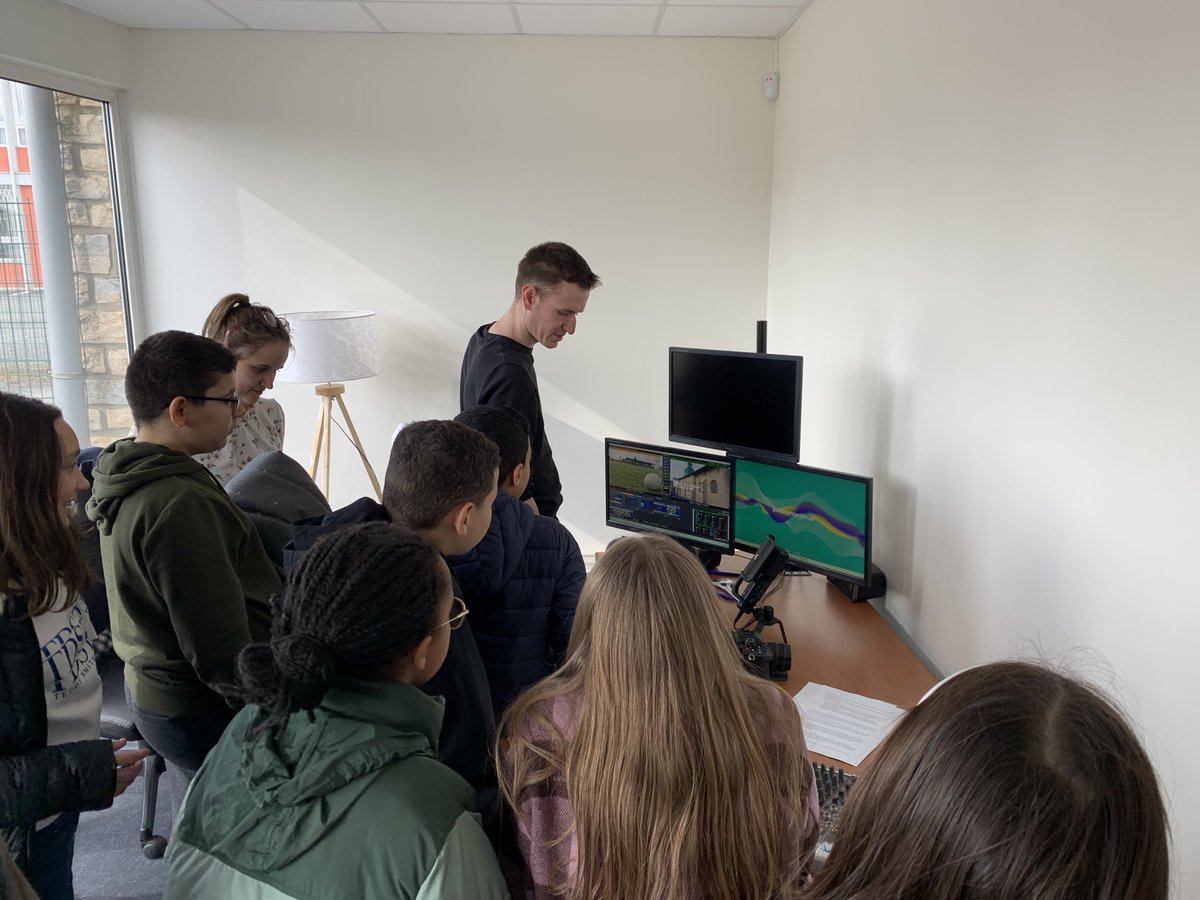 jacobe_christel's tweet photo. Notre projet de reportage sur les #droitsdesfemmes est terminé ! Projection hier aux élèves de l’option journalisme du @clgannefrank après une visite des locaux de @puissance_tv . Des élèves ravis et fiers de leur travail ☺️. Merci au centre socioculturel de @SaintDizierFR https://t.co/z1l2Mv947G