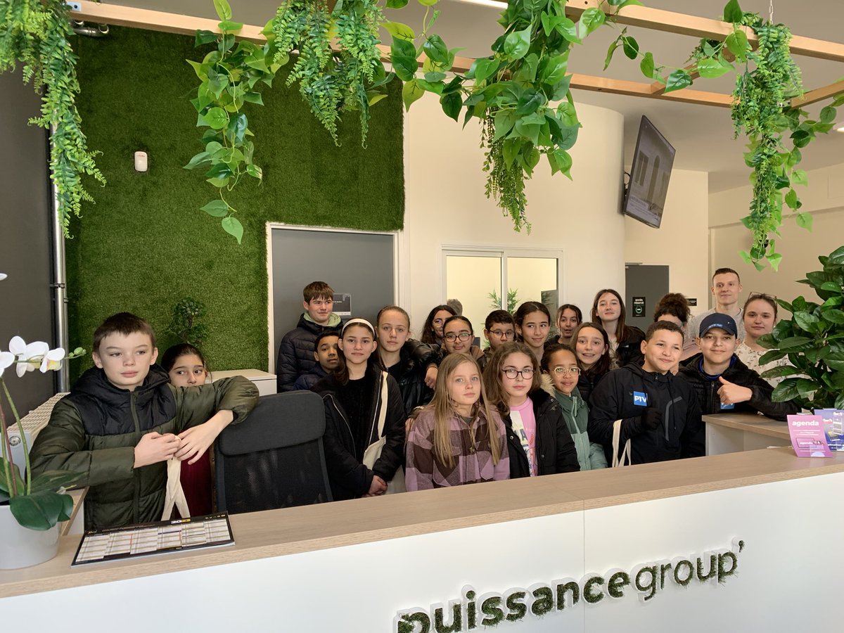jacobe_christel's tweet photo. Notre projet de reportage sur les #droitsdesfemmes est terminé ! Projection hier aux élèves de l’option journalisme du @clgannefrank après une visite des locaux de @puissance_tv . Des élèves ravis et fiers de leur travail ☺️. Merci au centre socioculturel de @SaintDizierFR https://t.co/z1l2Mv947G