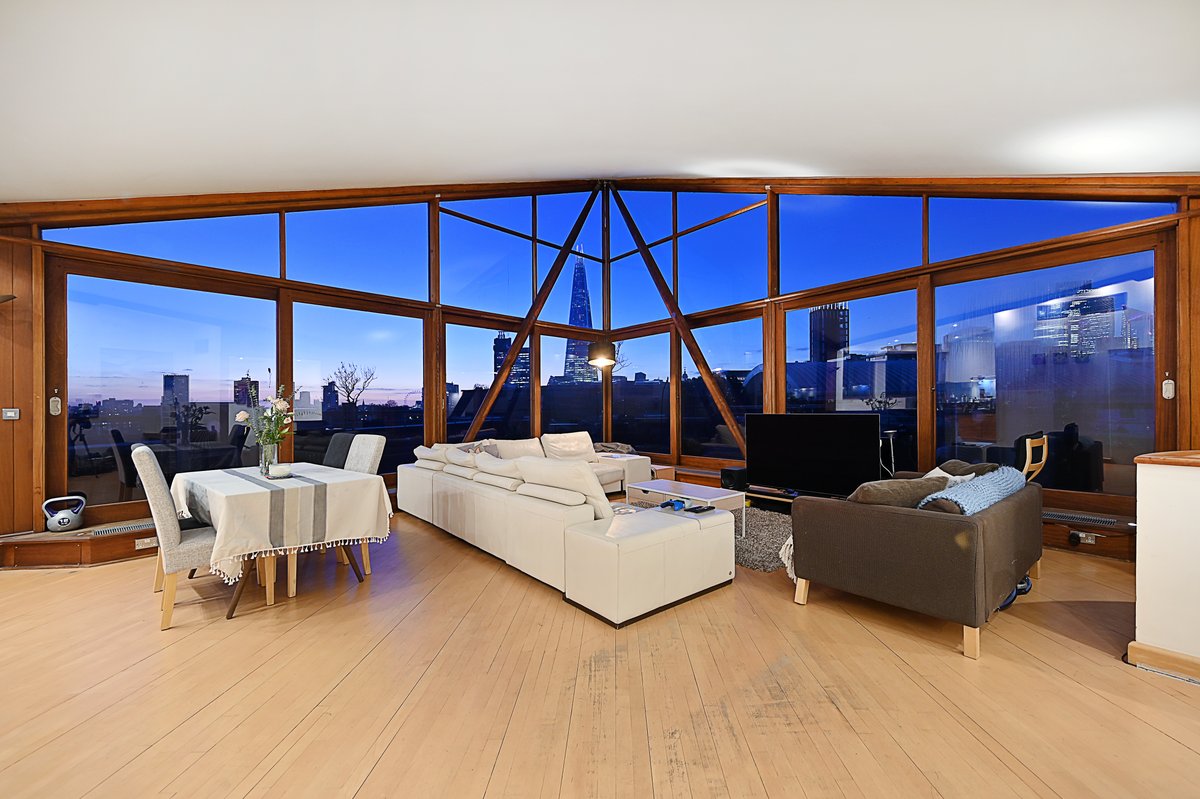 Spectacular views from The Triangle 💎 A stunning duplex penthouse #apartmentforsale arranged over the top two floors of a modern development in the heart of #ShadThames, with parking and a large private terrace: ow.ly/yVjI50NiFfB hootsuite.com/dashboard#/home
