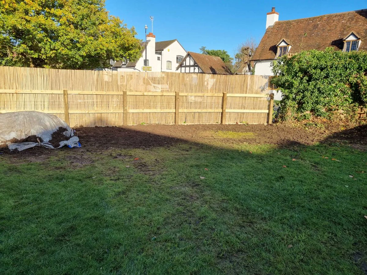 Transform your property with our top-notch fencing installation service! 🌳🪵 From classic wooden fences to modern designs, we've got you covered. 

buff.ly/3rhSjr6 

#FencingInstallation #Groundswork #Herefordshire #BespokeFencing #PrivateProperties #DomesticProperties