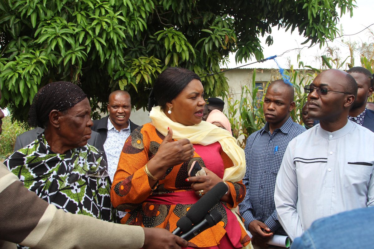 ridhiwankikwete's tweet image. Tumetembea na Kamati ya Bunge ya Utawala, Katiba na Sheria kuona mafanikio ya utekelezaji wa mradi wa TASAF katika wilaya ya Uyui ambapo tumeshuhudia wananchi wanavyobadili hali zao kupitia mradi huu. Pichani. Tukimchangia mwananchi kumalizia nyumba ikiwa ni kuunga juhudi #TASAF