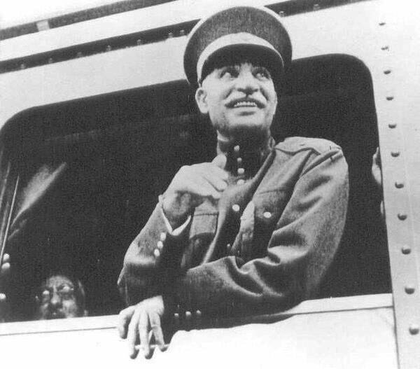 برای او که «ساخت» و به ایران عشق ورزید. او که افق دید تاریخ معاصر ماست. پنجره‌ای بود رو به آینده و  امکانی شد برای زیست در جهان مدرن.

#رضا_شاه_روحت_شاد 
#رضاشاه_بانی_رفاه