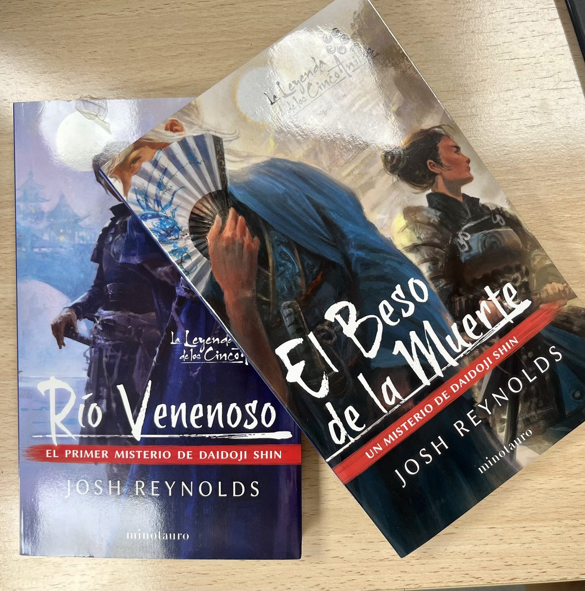 Lauriav86's tweet photo. Mi primera partida de rol, hace ya muchos años 😂 fue de La leyenda de los 5 anillos . Quizás por ello le tengo un cariño especial ( a parte del amor que le tengo a Japón). Para mí, siempre es buen momento de explorar nuevas novelas sobre este mundo 🥰🥰 https://t.co/Vr1zkc8FAX