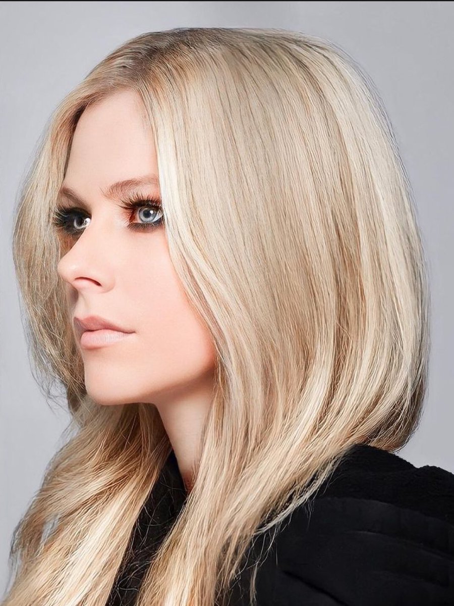 AvrilNewsFans's tweet photo. 🚨 |.@AvrilLavigne's Revealing Documentary Will Be Released on Disney+, Confirms The Sun https://t.co/5K08IExBV3
