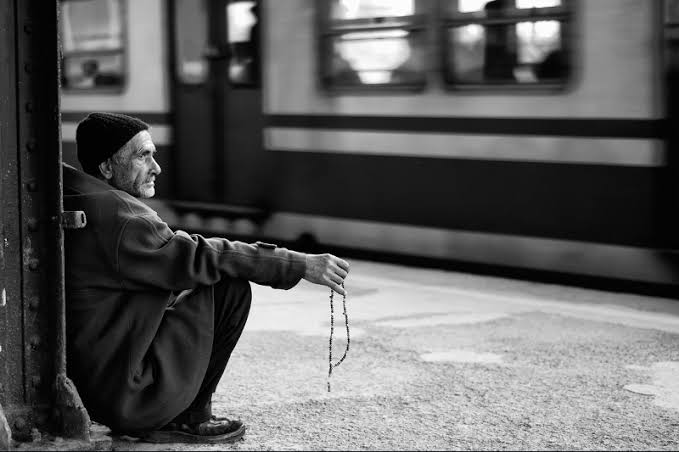 "Hep yarınları bekledi bu insanlar,
geldiğini hiçbir zaman fark etmediler."

Erdem Bayazıt