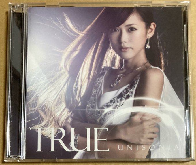 「UNISONIA」（TRUE）LACM-14203。DVD付属。2014年2月26日発売。「バディ・コンプレックス」O