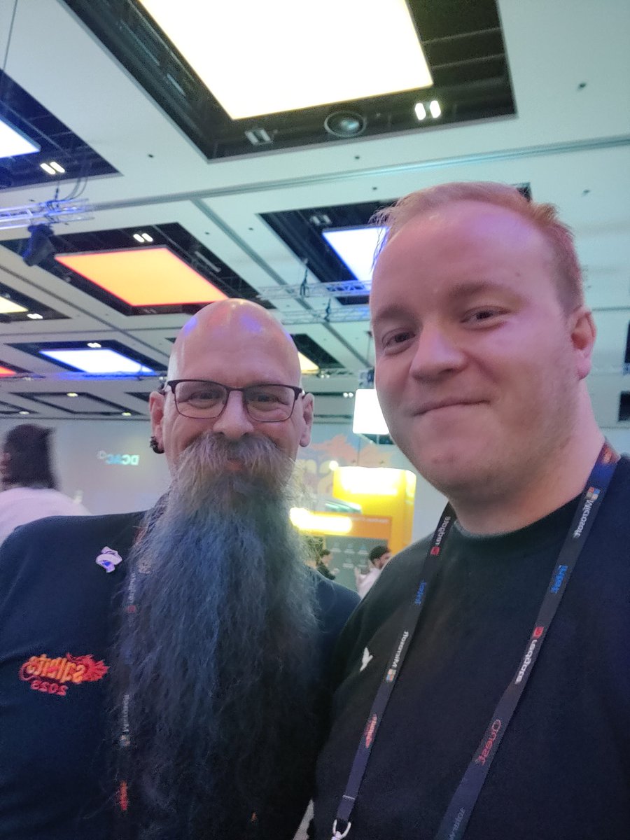 Oli_VSteenlandt's tweet image. Yay, found my amazing mentor who guided me to deliver my first session last year @sqldbawithbeard #sqlbits2023