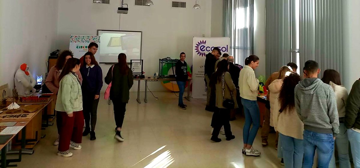 up_aupex's tweet image. 🎯2º día🌱"Semana del #emprendimiento digital en el #rural" 

👩🏻Hoy conocemos casos de éxito de #mujeres que han impulsado sus #negocios en el sector primario gracias a las #CompetenciasDigitales 

🤖Continúan las exposiciones de la Red Circular FAB y FabLabXtrene

🙋🏻‍♀️Te esperamos