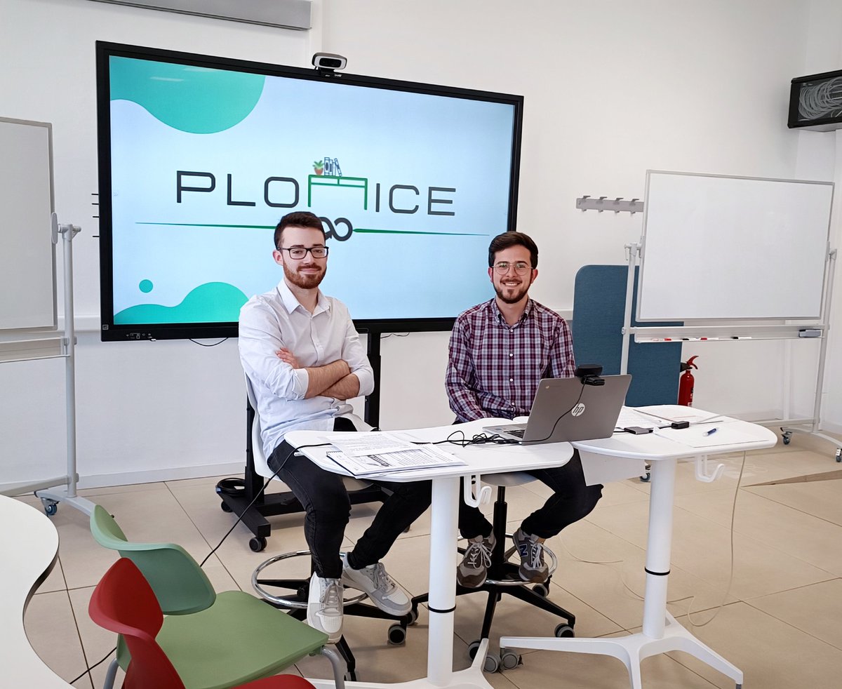 FPValencia's tweet photo. Dani i Jaime, alumnes del CIPFP V. Blasco Ibáñez de València, guanyen el 1r premi de la 7a edició del concurs Fem Futur FP amb la seua idea de negoci PLOFFICE, escriptoris elaborats amb plàstic reciclat per a persones teletreballadores i streamers. Enhorabona! #empren #EIE https://t.co/Jqmkx5L2b5