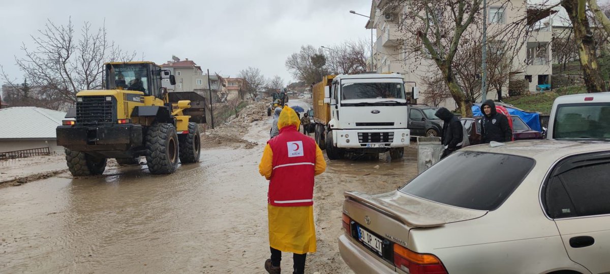 Kizilay's tweet photo. 🟥 Adıyaman ve Şanlıurfa'da selden etkilenen vatandaşlarımız için çalışmalarımızı sürdürüyoruz. https://t.co/y9HlCXj5v3
