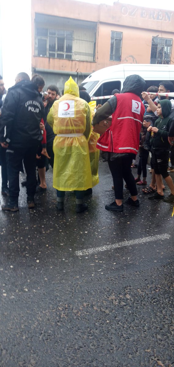 Kizilay's tweet photo. 🟥 Adıyaman ve Şanlıurfa'da selden etkilenen vatandaşlarımız için çalışmalarımızı sürdürüyoruz. https://t.co/y9HlCXj5v3