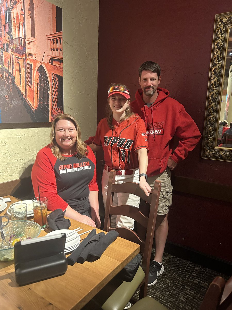 RCSball's tweet image. HUGE thank you to the Sherry &amp;amp; Alirez families for providing our dinner at Olive Garden tonight! We appreciate you for this gesture, thank you! #Team42 #OliveGarden #TheSpringGames #Florida