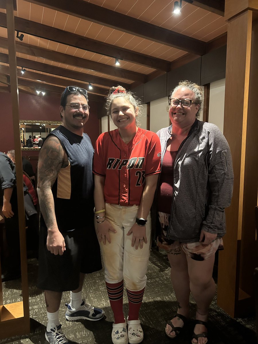 RCSball's tweet image. HUGE thank you to the Sherry &amp;amp; Alirez families for providing our dinner at Olive Garden tonight! We appreciate you for this gesture, thank you! #Team42 #OliveGarden #TheSpringGames #Florida