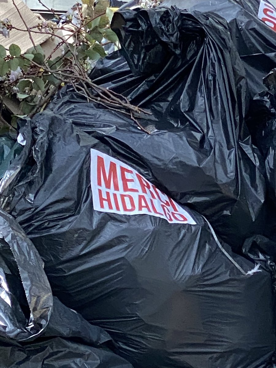GLecointe's tweet photo. Amoncellements des poubelles dans les rues de Paris. Certains parisiens y ont déposé des autocollants « remerciant » la Maire de Paris Anne Hidalgo. https://t.co/Icd3GQPE81