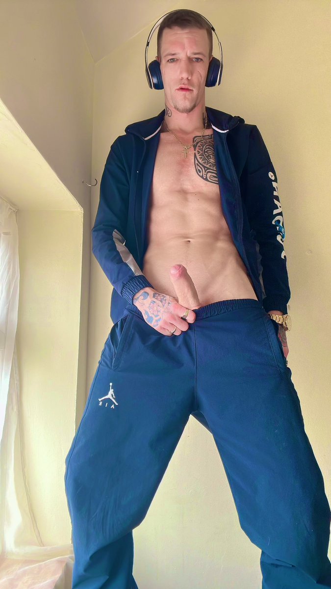 Cardiffchav92's tweet photo. Heโs a late bloomer today but arrived ๐๐ RT Checkout my onlyfans for more๐ฆ
#fitness #onlyfans #cock #chav #cardiffchav #tataloo https://t.co/Jjj8YaC2mB