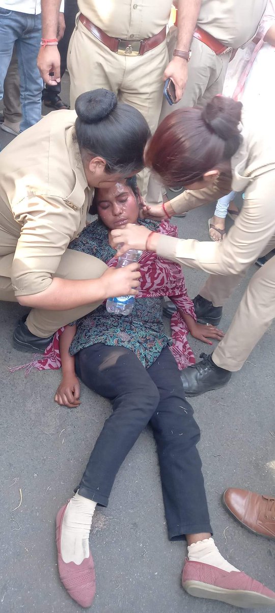 6800 के साथ न्याय करे सरकार
<a href="/yadavakhilesh/">Akhilesh Yadav</a> 
<a href="/myogioffice/">Yogi Adityanath Office</a> 
<a href="/AmitShah/">Amit Shah</a> 
<a href="/PMOIndia/">PMO India</a>