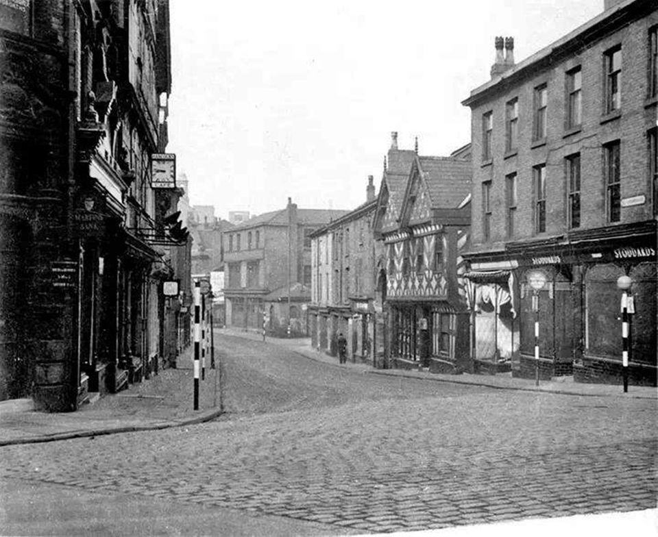 Recognise this street scene? 🧐 Learn about the history of the Underbanks from a fantastic walking tour, led by Stockport Heritage Trust! Date of the tour is Saturday 15th April @ 1pm 🤩 Tickets available at orlo.uk/event_JHx4g #RediscoveringTheUnderbanks @HeritageFundUK