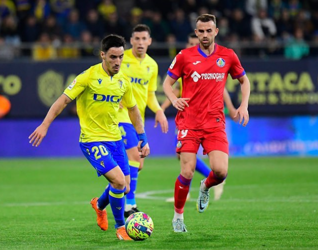 elchiringuitotv's tweet photo. 🟥🟡¡17 partidos de sanción totales para el Cádiz, por los incidentes ante el Getafe!

👉3 a Iza Carcelén.
👉4 a Ledesma.
👉4 partidos a Diego Ribera, 2º entrenador. 
👉6 partidos al técnico de porteros. #LaLigaSantander https://t.co/eu8wpMSohW