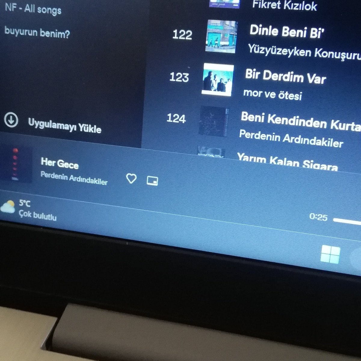 "üzülme geçer." dediler.
"o artık iyi." dediler. 
düşüyormuş, tutamadım onu.