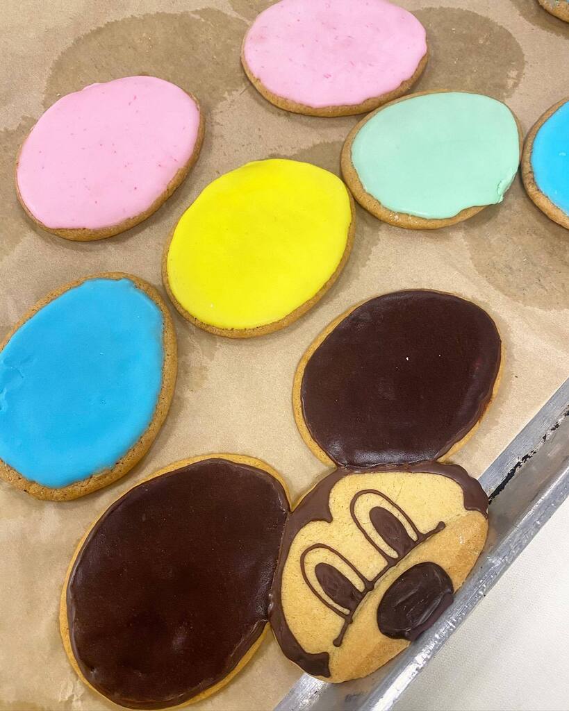 This is why the instructions say to space your cookies a few inches apart! I laughed out loud! 😂🍪🐭#mickeymouse #lemonadeoutoflemons #eastereggcookies #socreative #sugarcookies instagr.am/p/CpzvJ1_OihL/