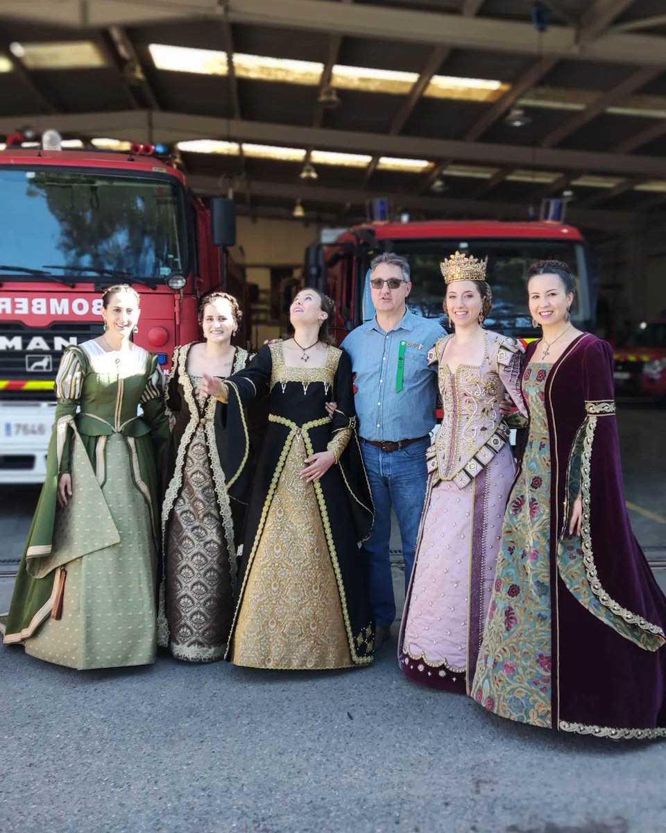 OctavioTraver's tweet photo. Si ahir ens visitaren les reines de les festes de #Madalena2023, avui hem rebut a na Violant d'Hongria i a les seues dames de companyia.
Som #ProteccioCivilCS
Som #AMUCS
Som #PLCS
Som #BombersCS
Som #ASPEM https://t.co/lO3zWxjf6Y