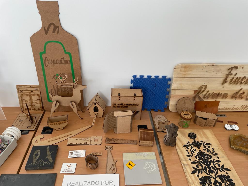 up_aupex's tweet image. 🎯2º día🌱"Semana del #emprendimiento digital en el #rural" 

👩🏻Hoy conocemos casos de éxito de #mujeres que han impulsado sus #negocios en el sector primario gracias a las #CompetenciasDigitales 

🤖Continúan las exposiciones de la Red Circular FAB y FabLabXtrene

🙋🏻‍♀️Te esperamos