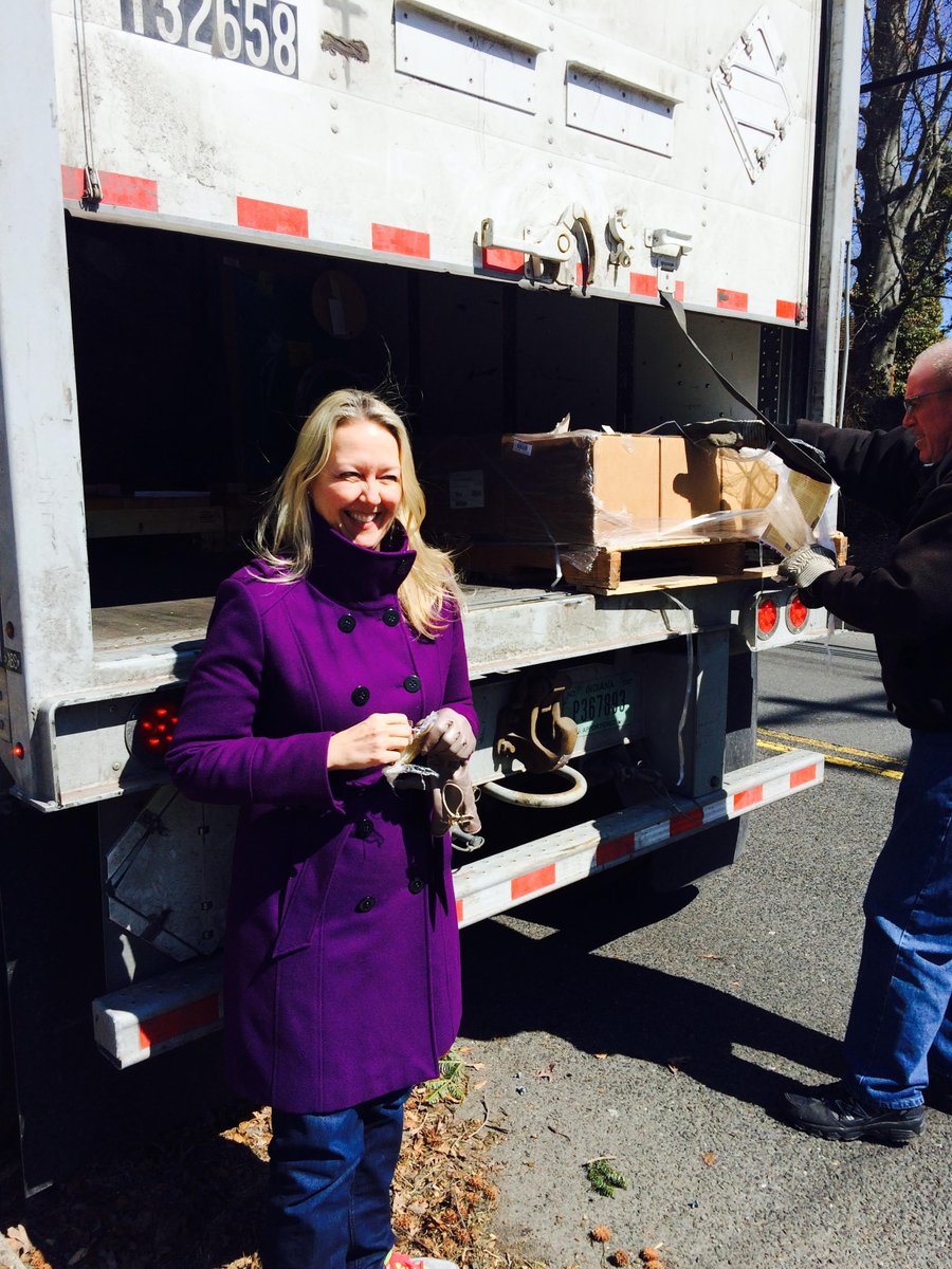 kimanncurtin's tweet image. It&apos;s the #IdesOfMarch, but no need to beware! On this day 8 years ago my book, Transforming Wall Street, hit the shelves. Just as relevant then as it is now, I&apos;m celebrating one of my best days by GIVING AWAY my book via a FREE Audible book code to the first 8⃣ people that DM me!