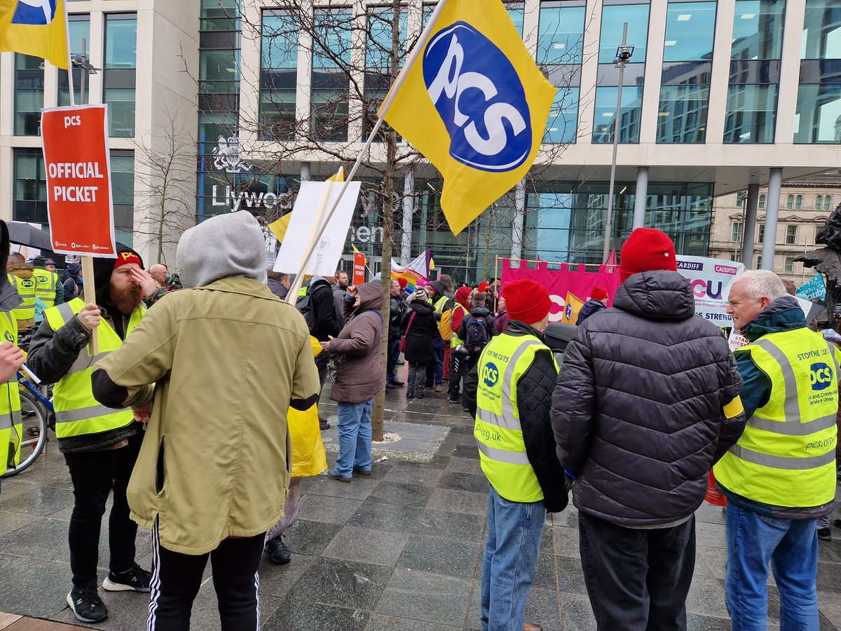 kmflett's tweet photo. I'm employed in the private sector but I can still show lunch solidarity w/ #PublicServiceStrike Central Cardiff rally w/ @walestuc @ProspectUnion @ucu @pcs_union There is power in a union https://t.co/CNuLMn3IFH