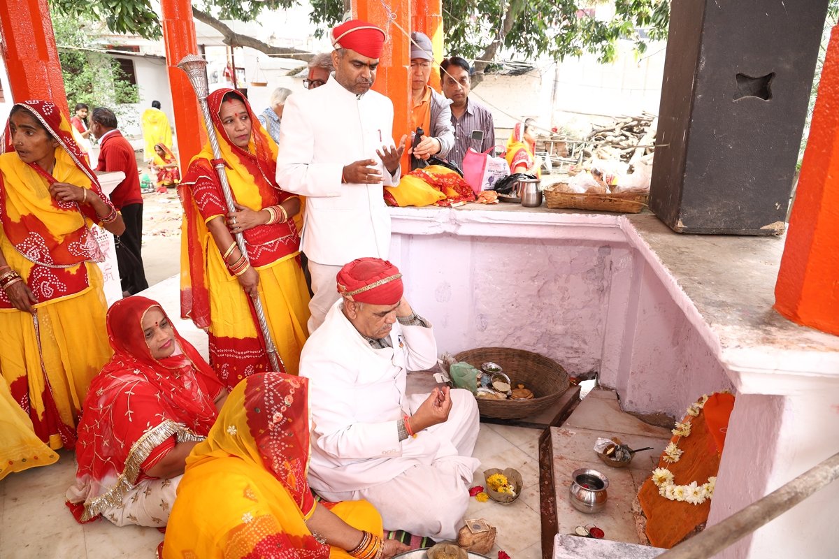 Eternal_Mewar's tweet photo. The auspicious occasion of Shitla Ashtami is celebrated post the commemoration of Holika Dahan. The festivities of Holi last till Rang Teras including Rang Pancham. https://t.co/3mIqSdC6wy