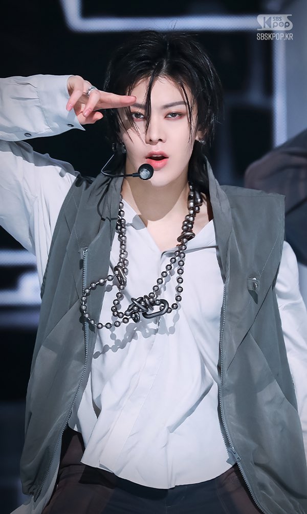 as if clouded in twilight dullness, this attire brings a monochromatic vibe sprang up as I'm continuing to roll the stage in a splendid notion with slender moves and voices that reverberated, filling the air. everything was magnific.