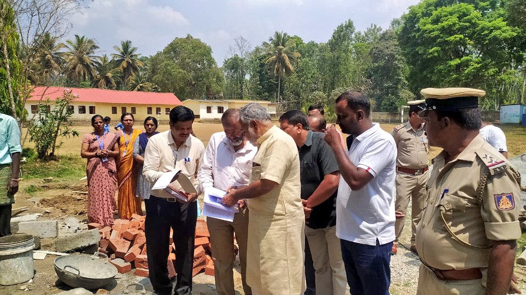 BCNagesh_bjp's tweet photo. 'ವಿವೇಕ ಯೋಜನೆ'ಯಡಿ ಕೊಡಗು ಜಿಲ್ಲೆಯ ಕುಶಾಲ ನಗರದ 7ನೇ ಹೊಸಕೋಟೆಯ ಸರ್ಕಾರಿ ಶಾಲೆಯಲ್ಲಿ ನಿರ್ಮಾಣವಾಗುತ್ತಿರುವ ನೂತನ ಕೊಠಡಿಗಳ ಪ್ರಗತಿ ಪರಿಶೀಲನೆ ನಡೆಸಲಾಯಿತು. 

‘ವಿವೇಕ ಯೋಜನೆ’ ಸೇರಿದಂತೆ ರಾಜ್ಯದಲ್ಲಿ 10,000ಕ್ಕೂ ಹೆಚ್ಚು ಶಾಲಾ-ಕಾಲೇಜು ಕೊಠಡಿಗಳನ್ನು ರಾಜ್ಯ @BJP4Karnataka ಸರ್ಕಾರ ನಿರ್ಮಿಸುತ್ತಿದೆ.
@BSBommai
ಬಿಜೆಪಿಯೇ ಭರವಸೆ. https://t.co/1pC8SshhYa