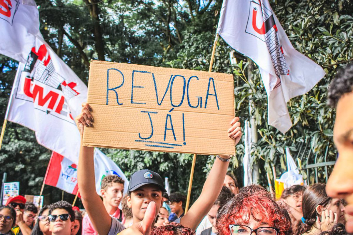 ubesoficial's tweet photo. Os estudantes ocuparam a Avenida Paulista e deram o recado: revoga a reforma ou paramos o Brasil! 

📸: @XuniorL 
#RevogaNovoEnsinoMédio #RevogaNEM https://t.co/3hFvVbvMjF
