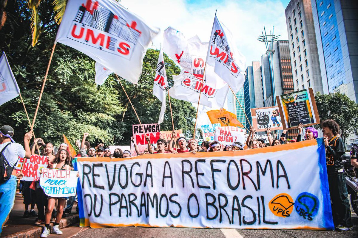 ubesoficial's tweet photo. Os estudantes ocuparam a Avenida Paulista e deram o recado: revoga a reforma ou paramos o Brasil! 

📸: @XuniorL 
#RevogaNovoEnsinoMédio #RevogaNEM https://t.co/3hFvVbvMjF